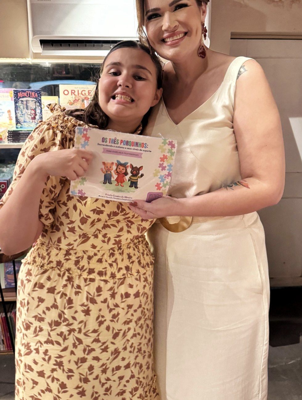 Jovem leitora com o livro